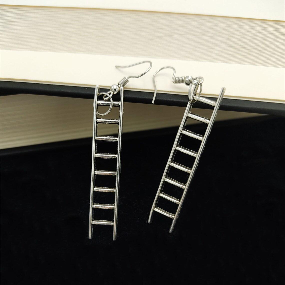 

Простые серьги-гвоздики винтажного трапециевидного дизайна - подходят для повседневного ношения, пара.