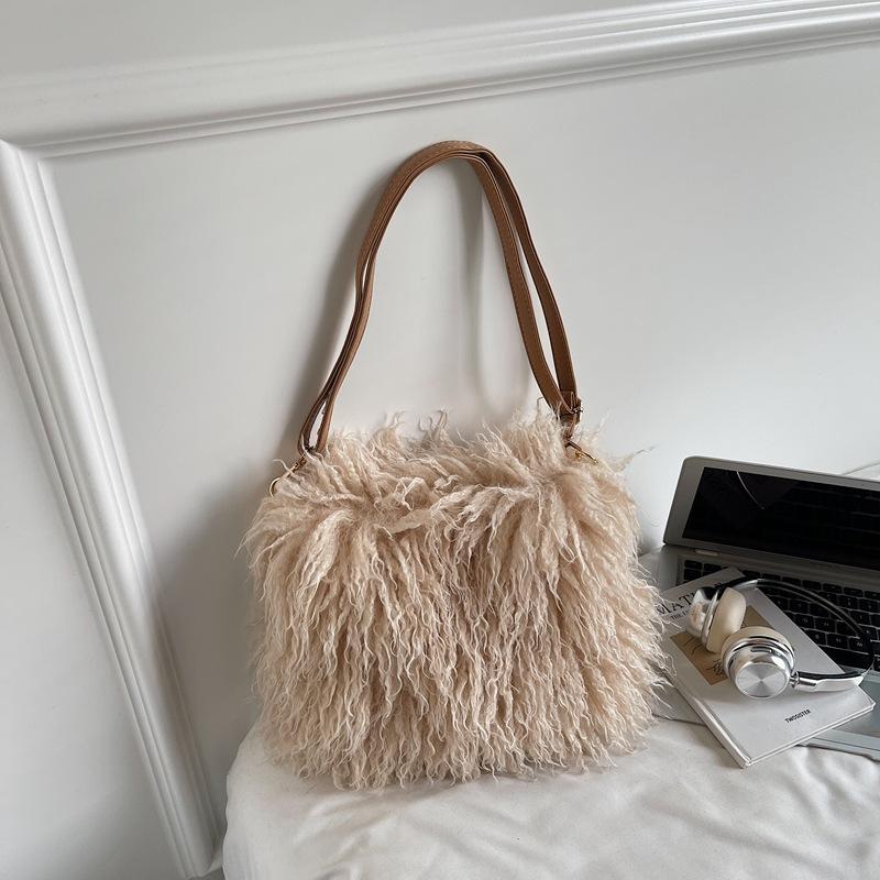 

Корейская версия нишевая работа поездка высокая стоимость плюшевая сумка 2025 осень новая простая ручная подмышечная сумка из перьев хаки