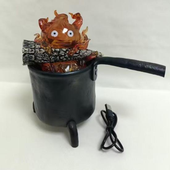 Rozkošná lampička Calcifer, soška, noční světlo, kreslený tvar, teplé oranžové světlo plamene, dekorace do ložnice, kanceláře
