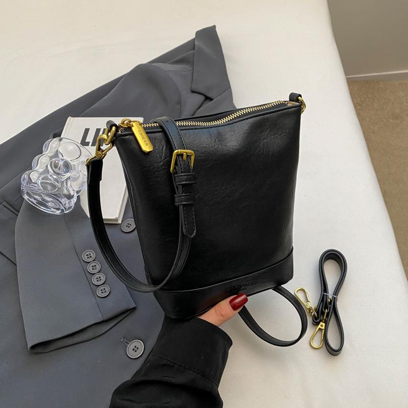 New casual simple bucket bag women's niche texture versatile shoulder bag temperament commuter fashion messenger bag