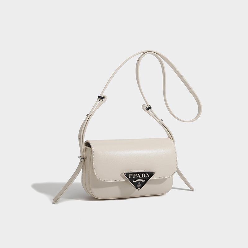 

Висококласний металевий логотип маленька квадратна жіноча 2024 весна нова нішева легка розкішна універсальна сумка через плече з косим ременем білий