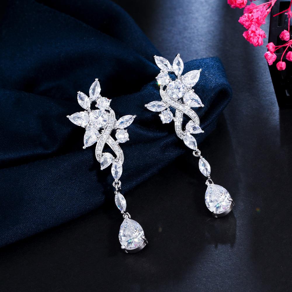 

Стильные длинные роскошные серьги в форме листа и капли воды, инкрустированные цирконом белого золота