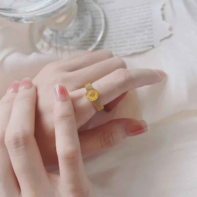 Queen's Head Titanstahlring: High-End Fashion Statement für Frauen.