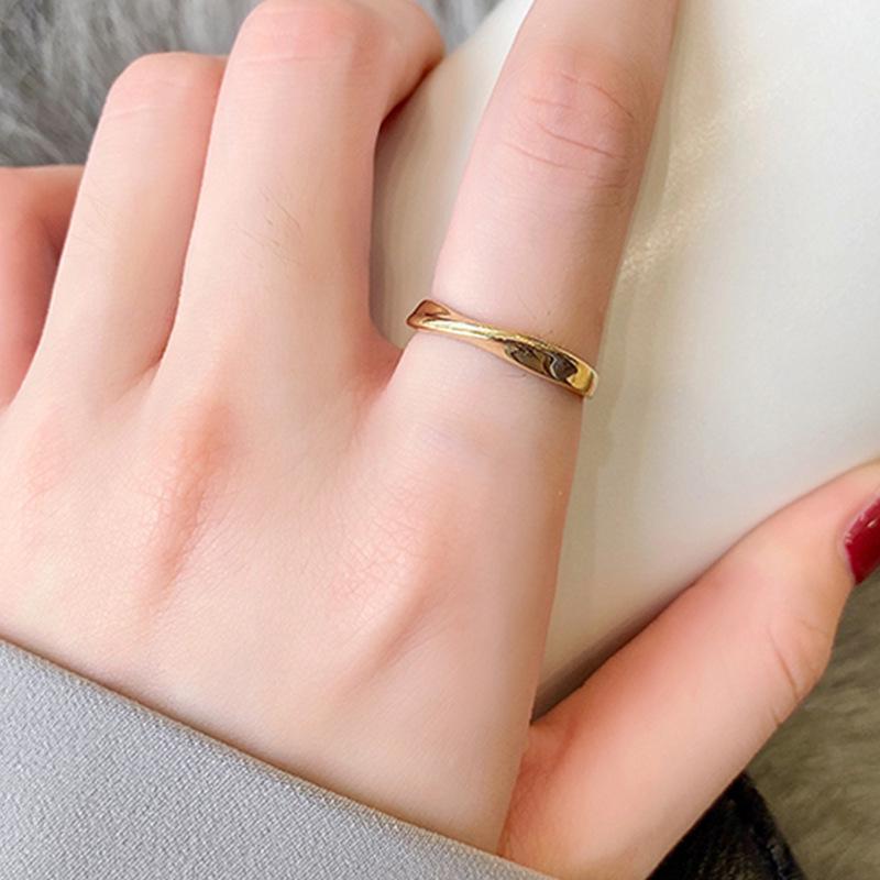 Trendy Möbius Ring: Women's Light Luxury 18K Gold Titanium Steel - Non-fading Stainless Steel Design