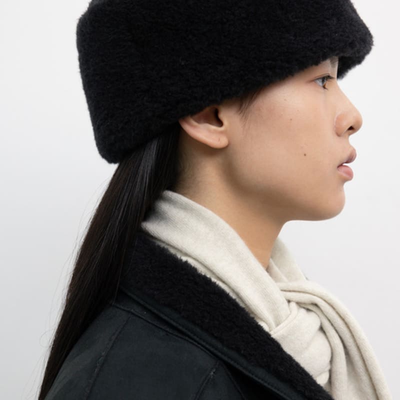 LE17SEPTEMBRE BLACK SHEARLING HAT [BLACK]