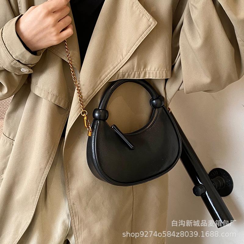 2025 New Hand Carry Fashion Trend Dumpling Bag Women's Simple Casual Versatile Shoulder Bag Niche Design Messenger Bag