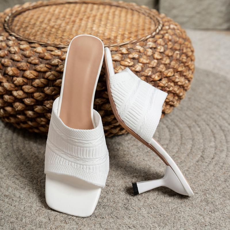 Sommer neue fliegengewebte Hausschuhe Damen Außen tragen eckiger Kopf Ein-Wort-Schlepp dicker Absatz Mode hochhackig coole Hausschuhe Damen