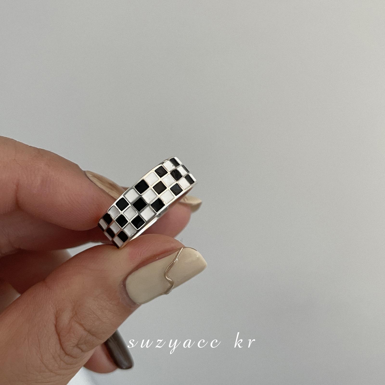 

Кольцо в корейском стиле из стерлингового серебра S925 с черно-белым клетчатым узором: Женский ретро аксессуар на указательный палец в стиле хип-хоп. Adjustable Open
