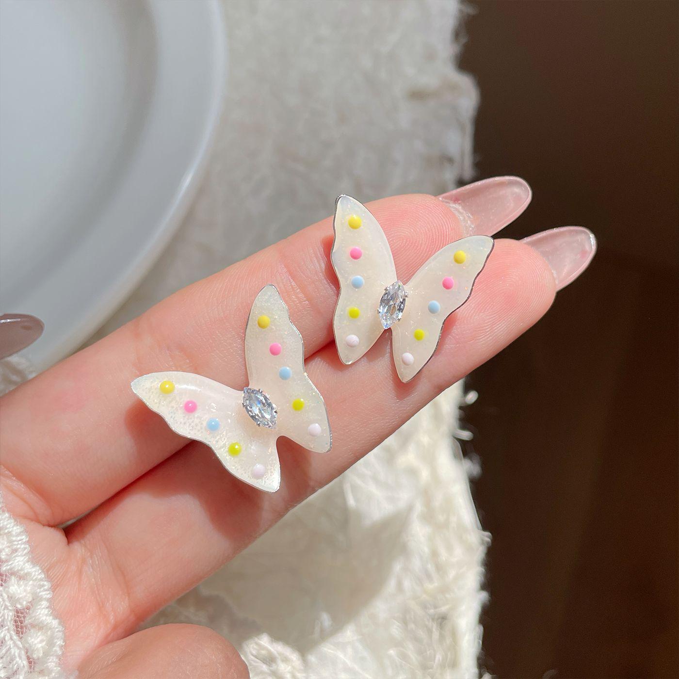 

Кремовые серьги-бабочки в горошек с серебряной иглой - Элегантный трехмерный дизайн для женщин