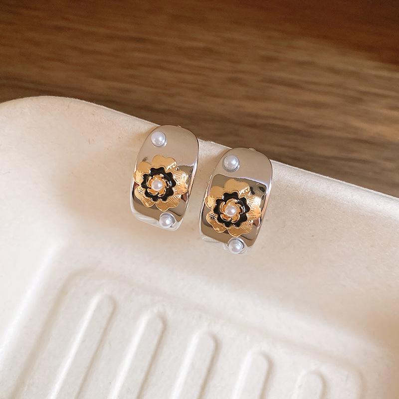 

Контрастные серьги-пусеты с цветами из капающей эмали и жемчугом, нишевые ретро-серьги высокого класса, модные серьги с легкой роскошью и темпераментом для женщин