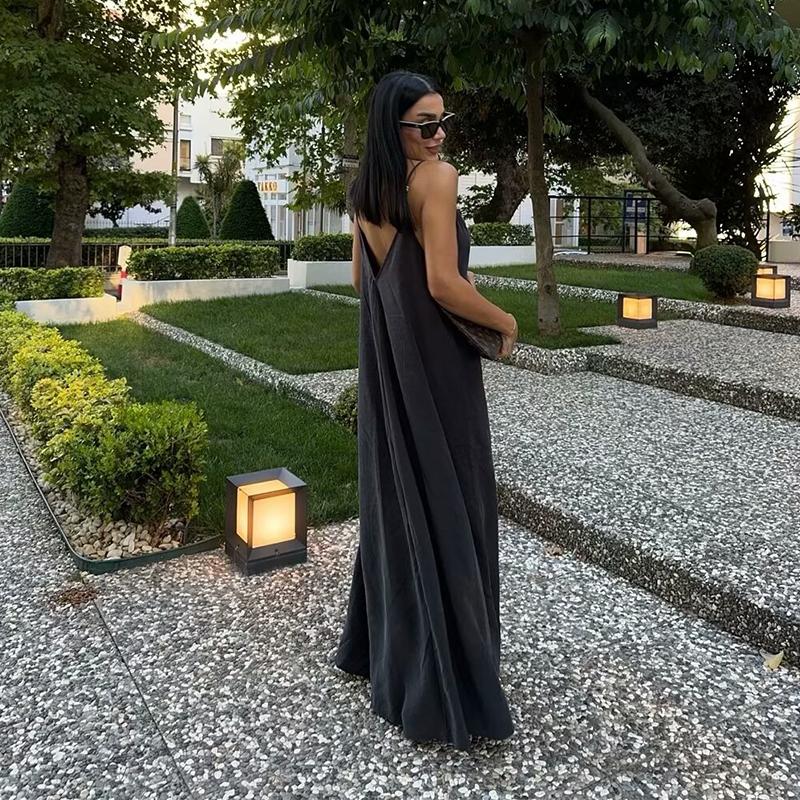 Элегантное однотонное женское платье-слинг с V-образным вырезом — фото 6