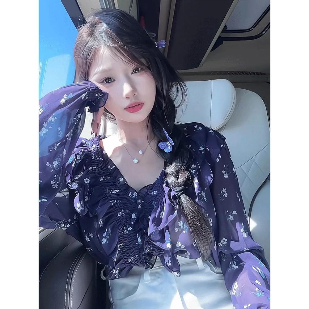 French Style V-neck Ruffled Floral Shirt for Women in Early Autumn Loose and Unique Design and a Beautiful Long Sleeved Top