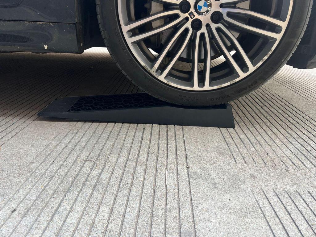 Portable Anti-Slip Rubber Ramp for Vehicle Lift & Oil Changes