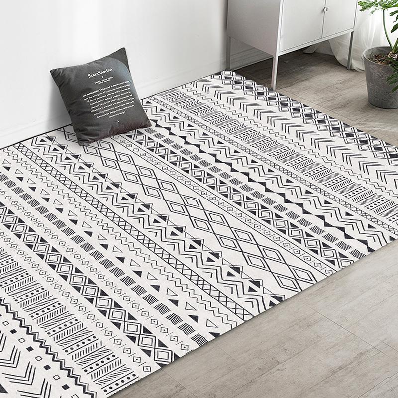 

The carpet is suitable for the living room, bedroom and bedside, and can be cleaned for home decoration 60*90cm