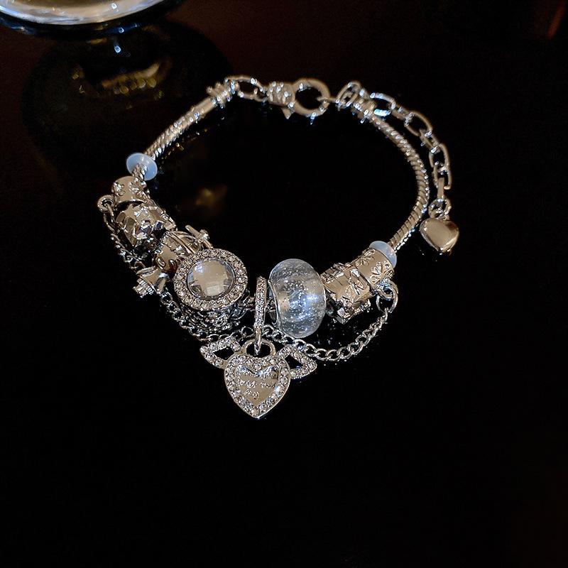 Französisches Armband mit eingelegten Diamanten und runder Schnalle - Retro-Hofstil, Luxuriöses Herbst-/Winterarmband