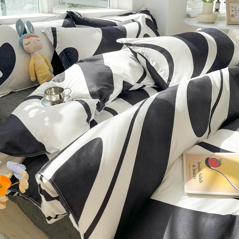Silný kartáčovaný čtyřsezónní tištěný malý čerstvý čtyřdílný set a třídílný set ložního povlečení povlak na přikrývku