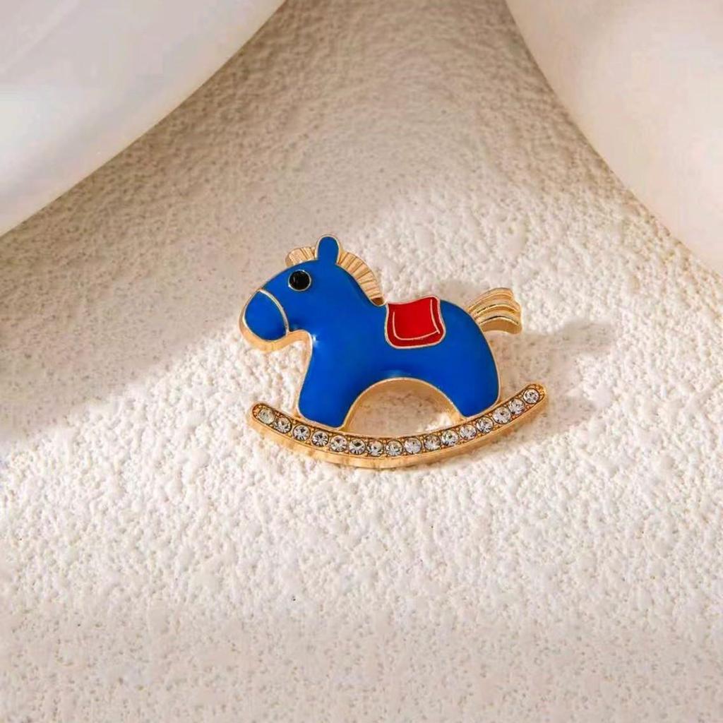 Exquisite Zodiac Horse Brooch: Festive New Year Pin & Cute Clothing Accessory