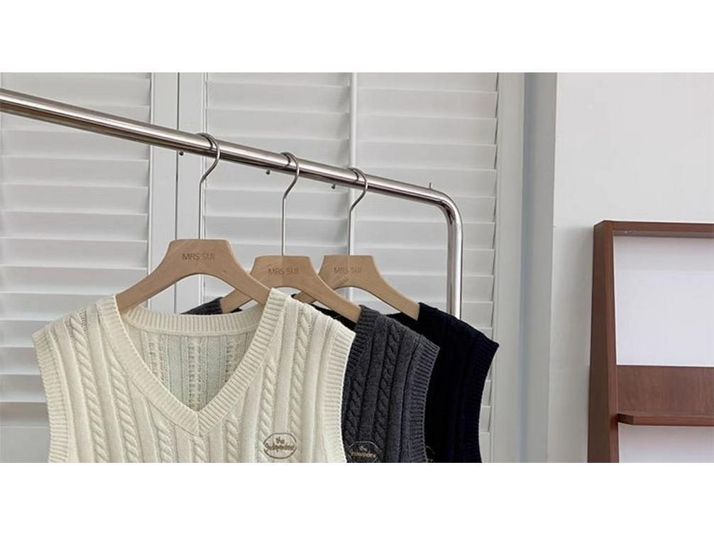 Women's College-Style Cable Knit V-Neck Embroidered Layering Vest