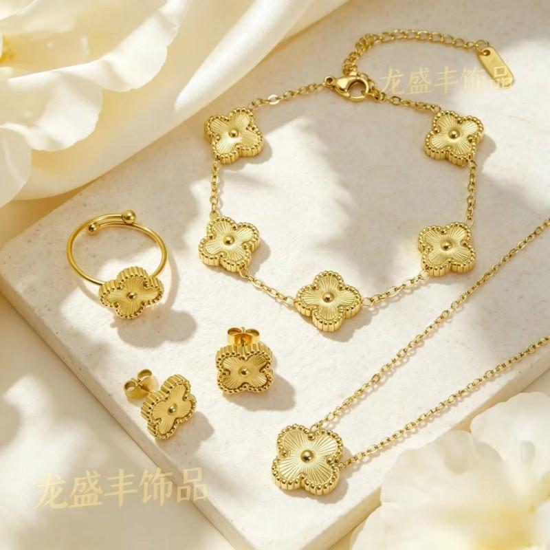 18K Gold Plated Clover Pendant Set Women Men Necklace Bracelet Earrings Ring Stainless Steel Titanium Alloy Jewelry