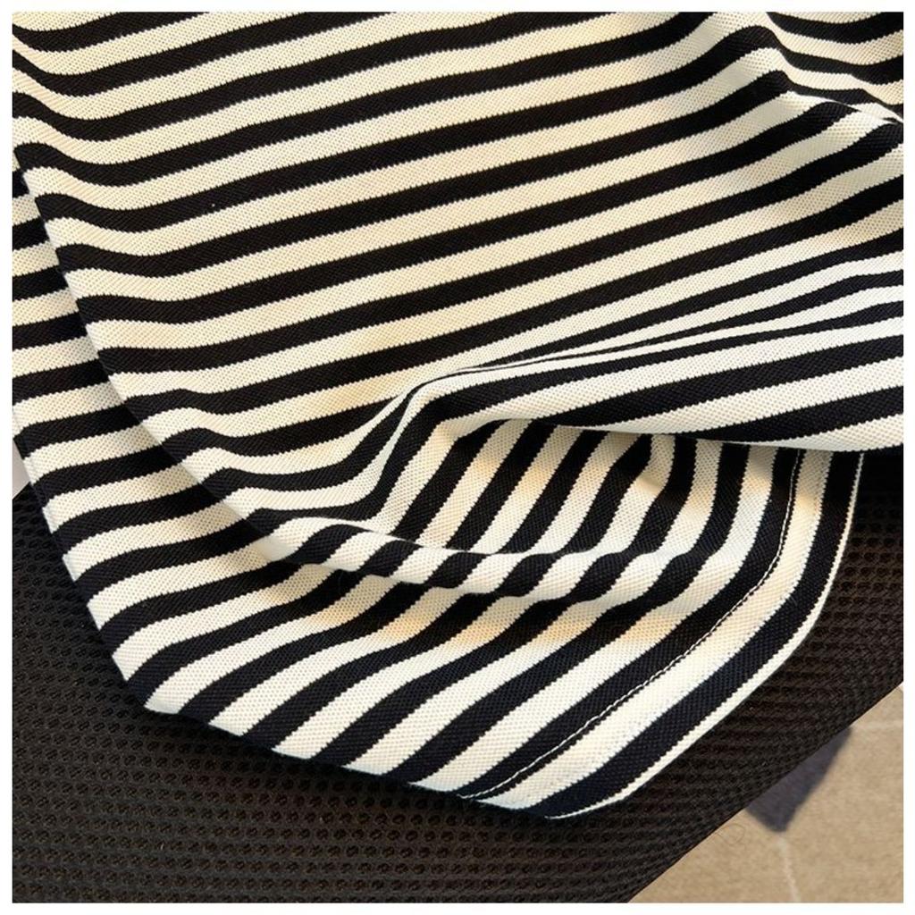 Modisches Sommer-T-Shirt für Damen mit V-Ausschnitt und kurzen Ärmeln, Stilvolles Cropped Top für zierliche Damen, Design-orientierte Unterwäsche