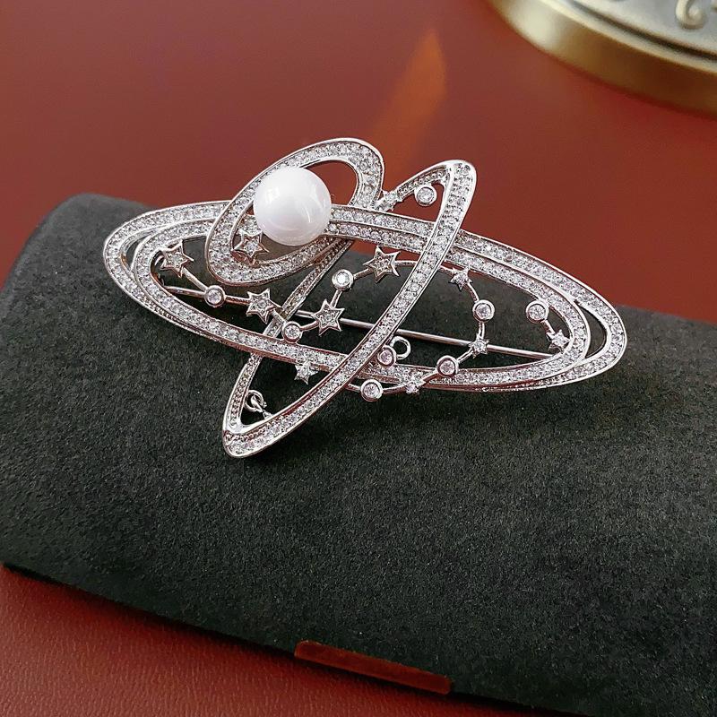 Średniowieczna Vintage Broszka z Kontrastującą Pszczołą Inkrustowana Diamentami Retro Lekki Luksus High-endowa Korsaż Wykwintne Wszechstronne Dodatki Kobiety