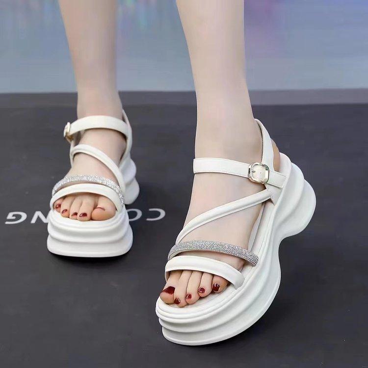 Sandalen mit hohen Absätzen für Damen Sommer-Oberbekleidung 2025 neu, vielseitig und leicht, beliebte höhenverlängernde kleine Strandschuhe