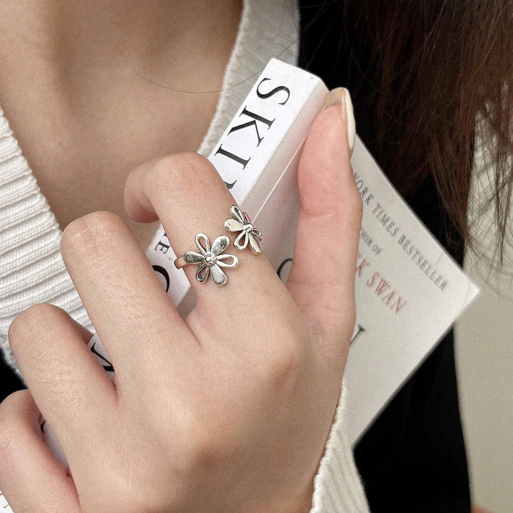 New Simple Daisy Flower Open Rings for Women Metal Style Hollow Petals Silver Color Trendy Finger Accessories Fashion Jewelry