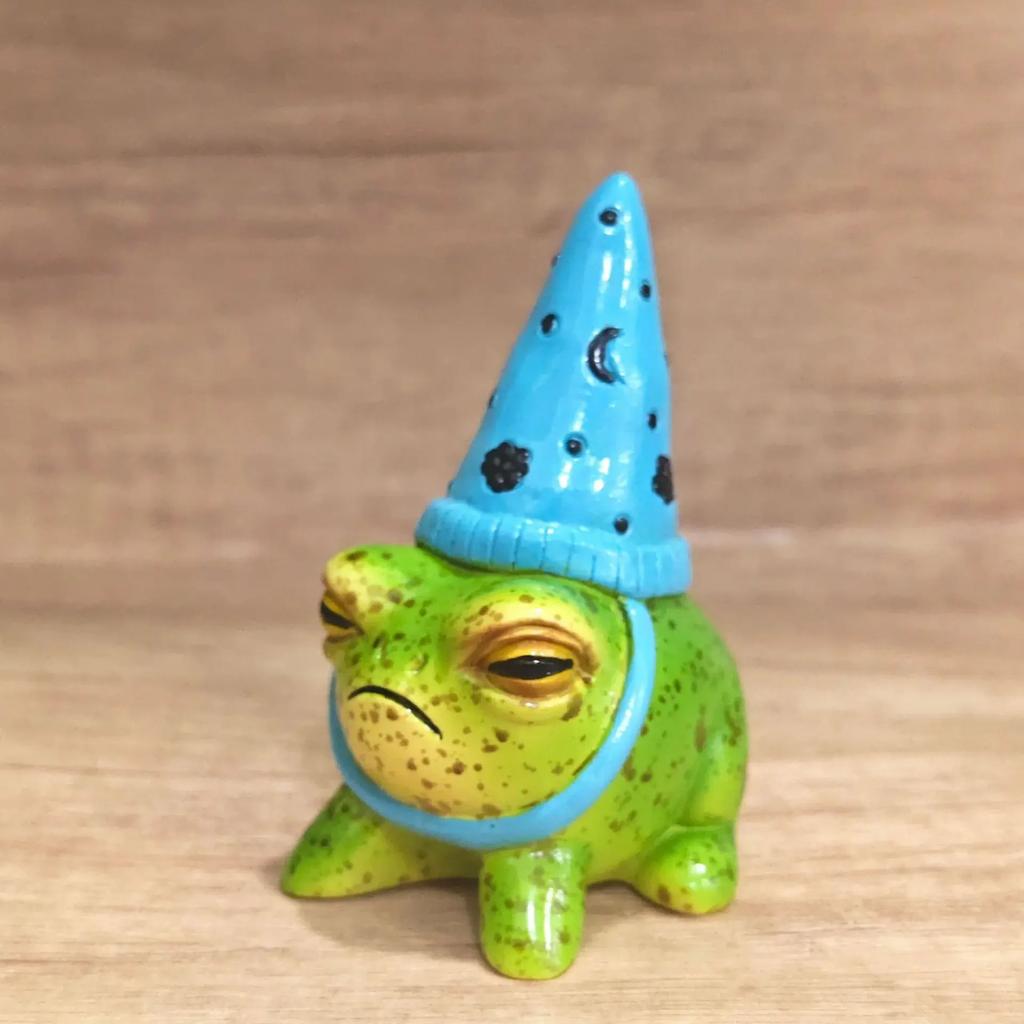 Resin frog ornament wearing a hat for Decorate Living Room Balcony or Perfect Yard and Holiday Supplies for Patio and Lawn Décor
