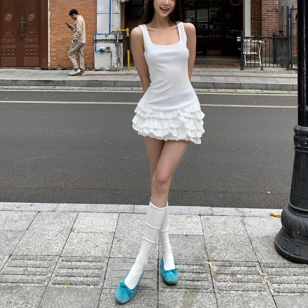 Elegant French-Style White Square Neck Sleeveless Dress with Waist-Cinched Layered Skirt - Spring/Summer 2026 Collection