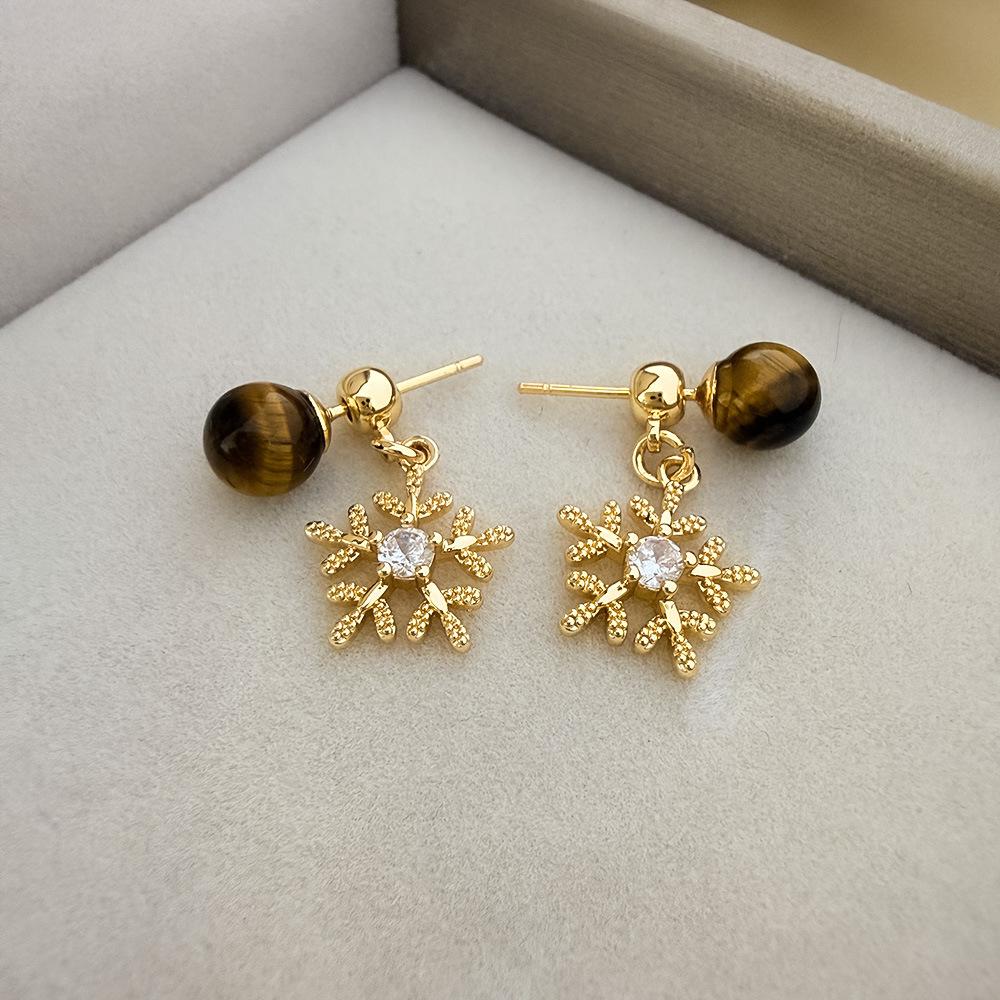 Silver Needle Clover Stud Earrings: Retro Hong Kong Style, Elegant and Fashionable Women's Luxury Jewelry.