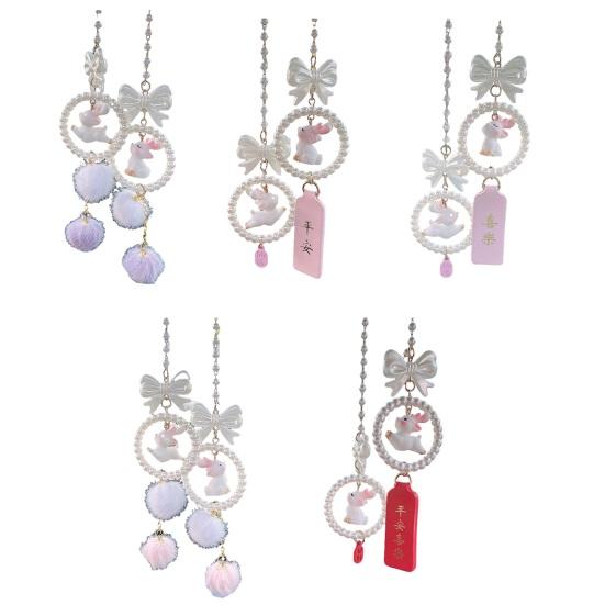 Auto Rückspiegel Ornament Niedliche Faux Perle Schleife Pompon Autoanhänger Sicheres Fahren Zubehör Geschenk für Fahrer