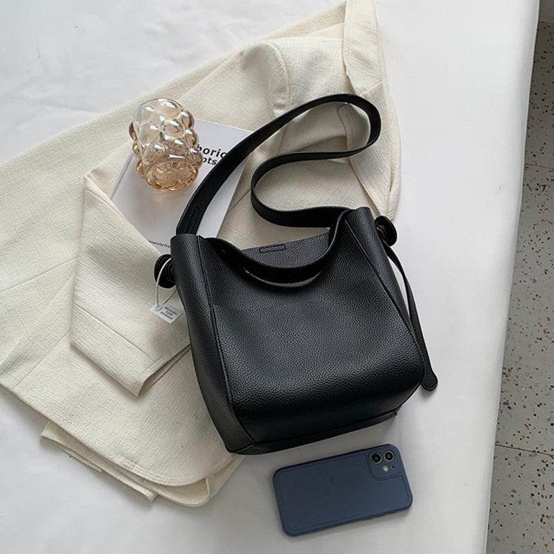 

Женская сумка-ведро большой вместимости с широким плечевым ремнем - Идеально подходит для поездок на работу осенью и зимой чёрный