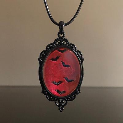 Collana con Pendente in Vetro Pipistrello Rosso Gotico