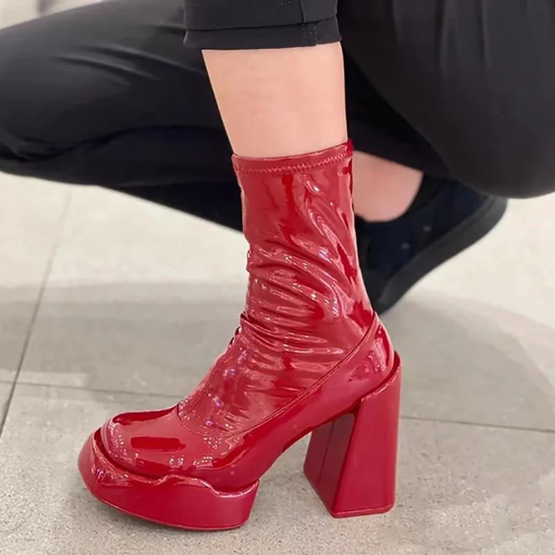 

2024 Niche европейские и американские красные лакированные кожаные водонепроницаемые сапоги на толстом каблуке на платформе, короткие сапоги на высоком каблуке 40 красный