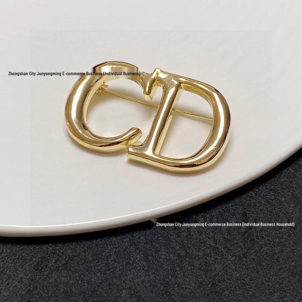 Polierte Gold-Buchstaben-CD-Brosche für Damen - Minimalistischer, vielseitiger Kupferstift mit echter Vergoldung für Anzugzubehör