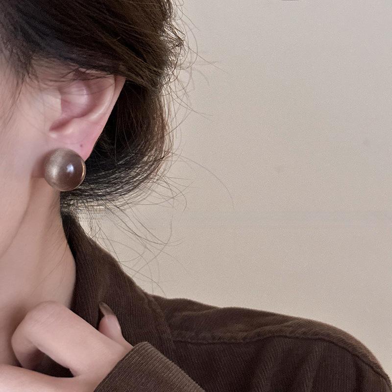 

Love smudge resin stud earrings Korean version of sweet and cool style personalized earrings fashionable versatile niche earrings women