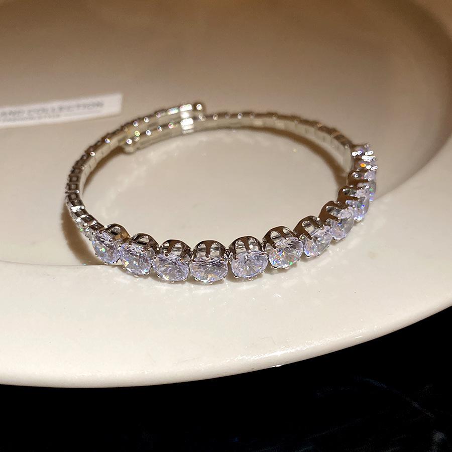 Dopamine Zirconia Heart Open Bangle: Luxurious Sweet Commuting Jewelry