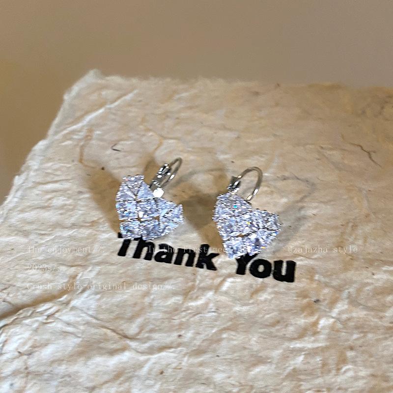 Изысканные серьги-гвоздики с микроинкрустацией цирконами в форме сердца, женские серьги легкой роскоши, уникальные и красивые украшения для ушей