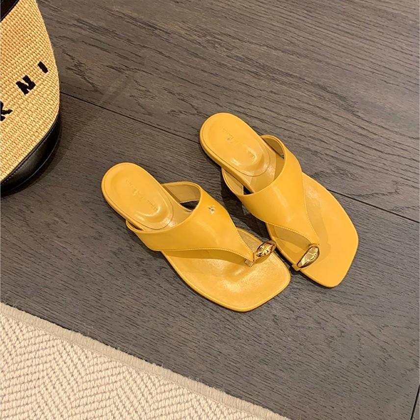 Internet celebrities with the same small gold buckle~ square head set toe holiday beach flat bottom flip-flops women's sandals outside