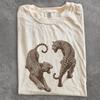 Vintage Leoparden im Kampf Shirt, Wildlife Grafik T-Shirt, Retro Wildkatzen Illustration Shirt, Safari Liebhaber Geschenk