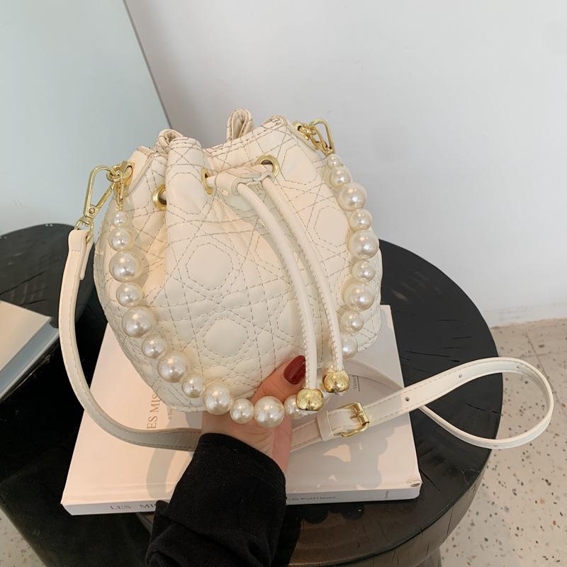 

Нишевая дизайнерская сумка женская новая жемчужная портативная сумка-мессенджер высококлассная на плечо сумка-ведро белый