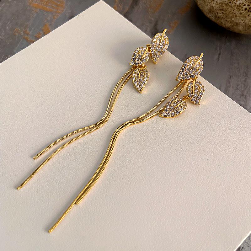 

Серьги-кисточки «Серебряная игла» с бриллиантовыми листьями и цирконами золотой