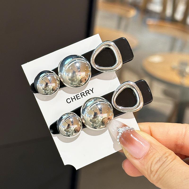 

2025 Summer Women s Original Design Metal & Acrylic Hair Clip