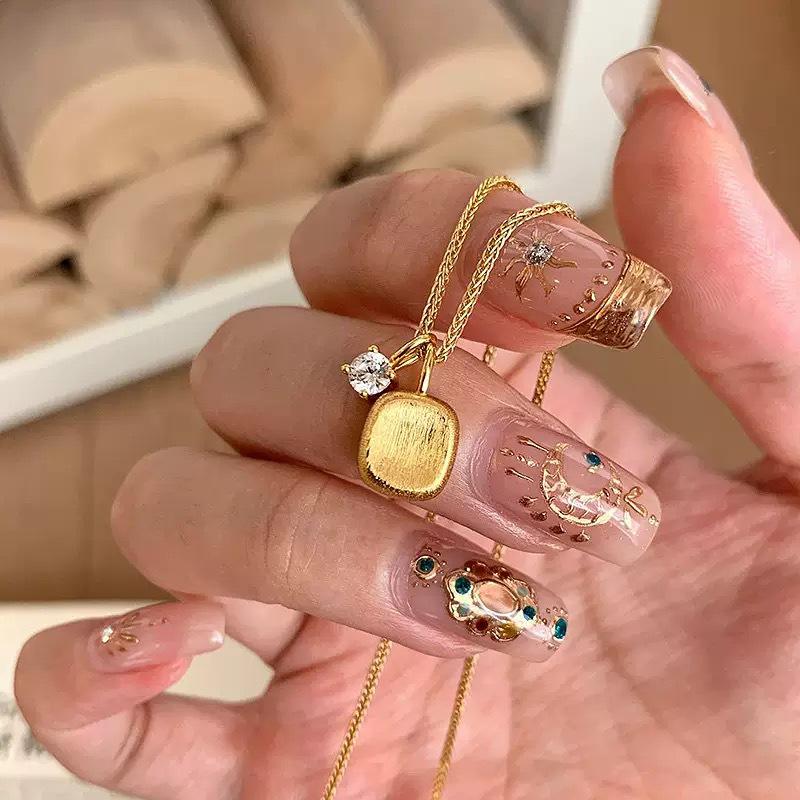 Модное золотое мини-квадратное колье-подвеска с маленьким бриллиантом Xiaohongshu - Минималистичная женская цепочка на ключицу