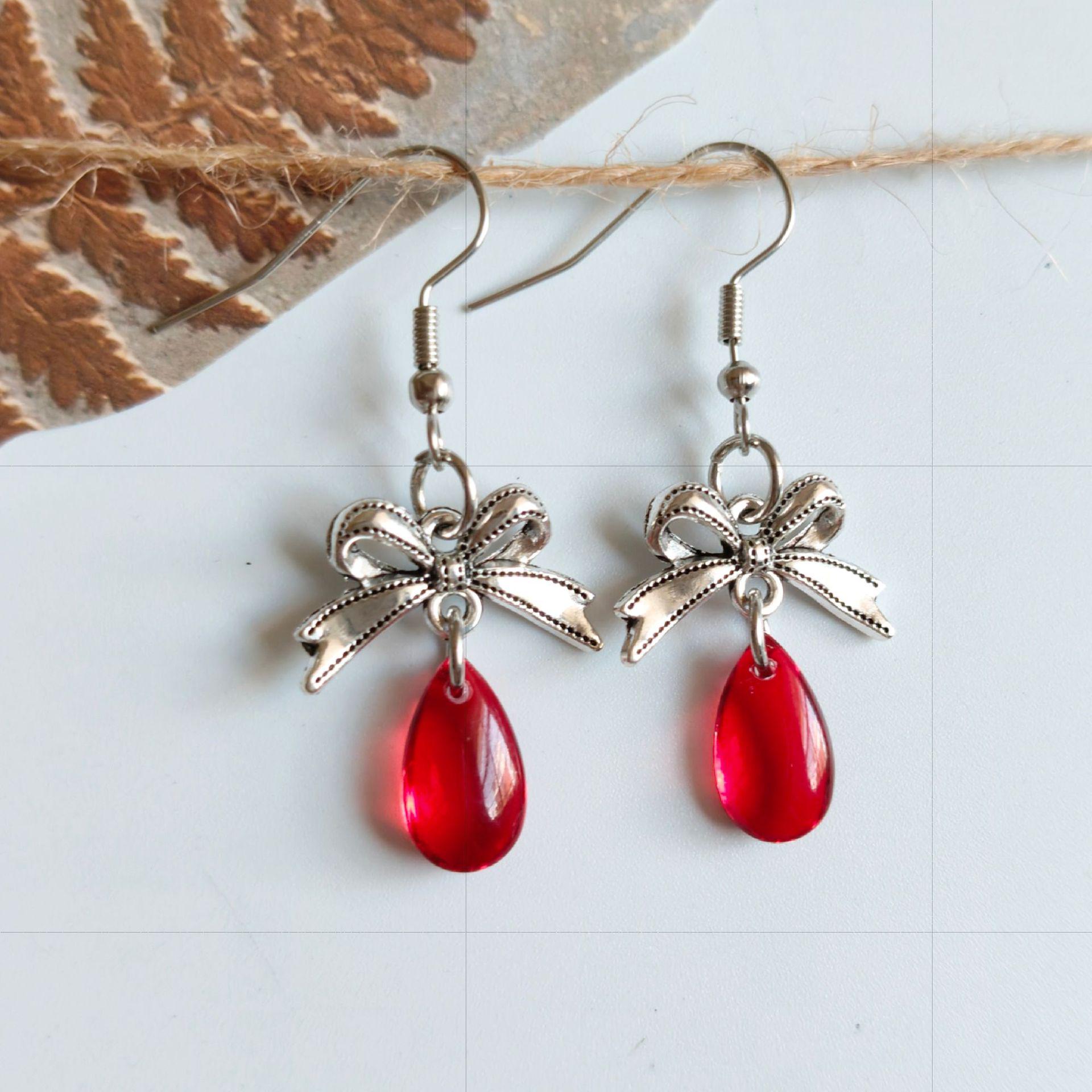 Серьги-подвески из стекла с красным бантом красный