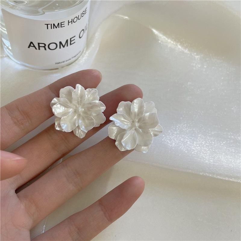 Супер-сказочные белые серьги-гвоздики с лепестками, серебряная игла, милые серьги с акриловым цветком, винтажные серьги