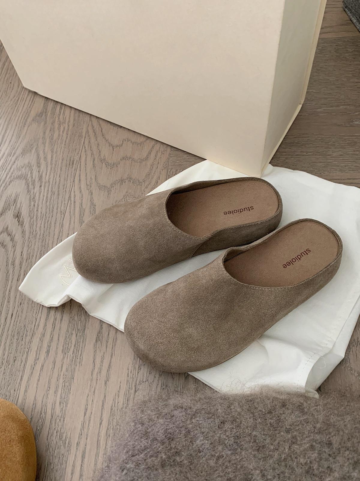 

Ленивый человек носит туфли на толстой подошве с большой головкой и женские туфли-полушлепанцы 40 хаки