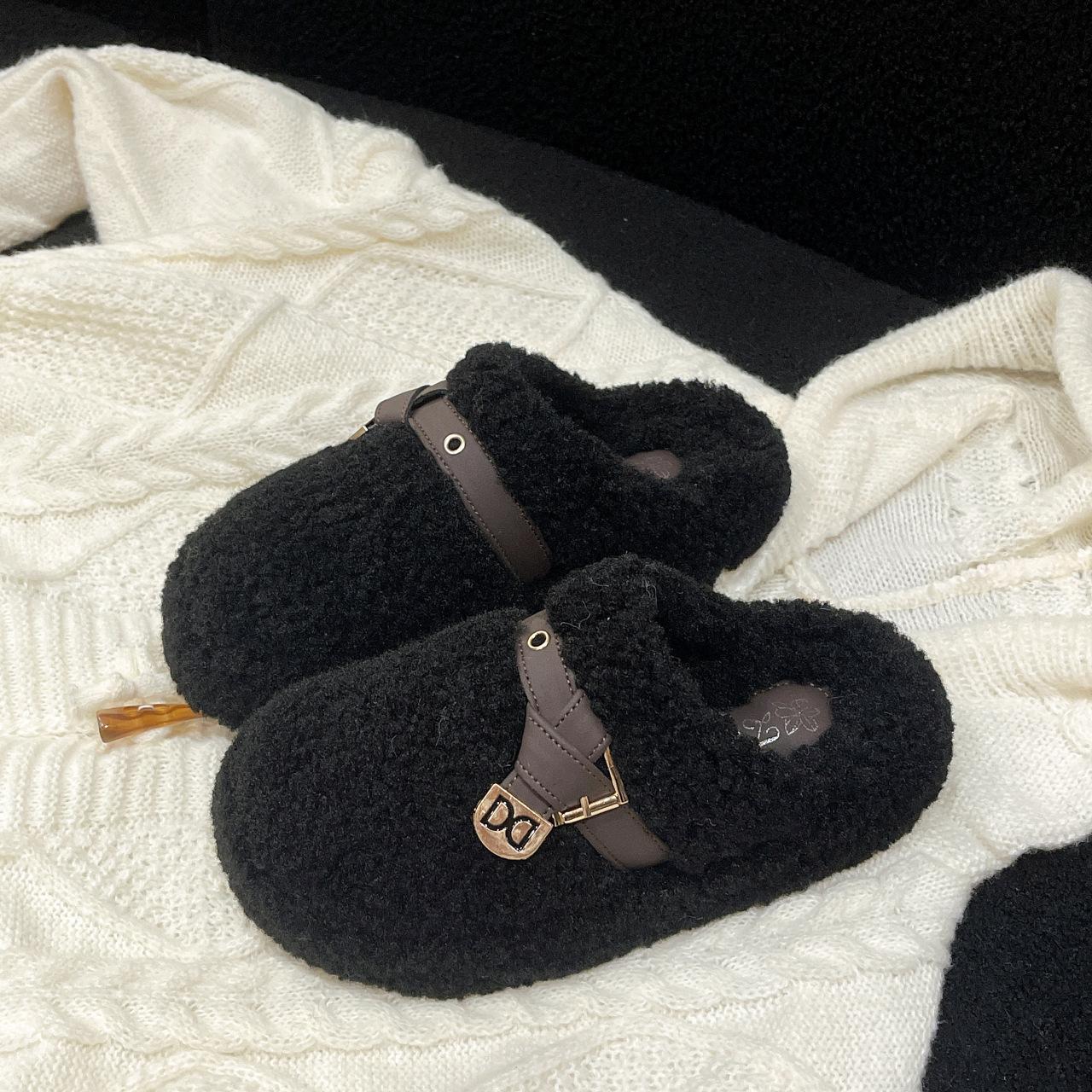 

Тапочки Baotou Mao Mao женская одежда 2025 осень и зима интернет-знаменитости пряжка ремня домашние нескользящие тапочки из овечьей шерсти на толстой подошве 36 чёрный