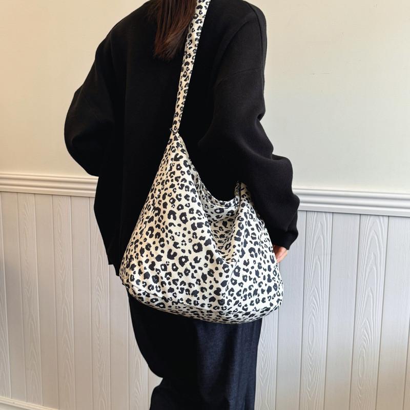 Chic Canvas Tote Bag For Women With Beautiful Aesthetic And Spacious Design