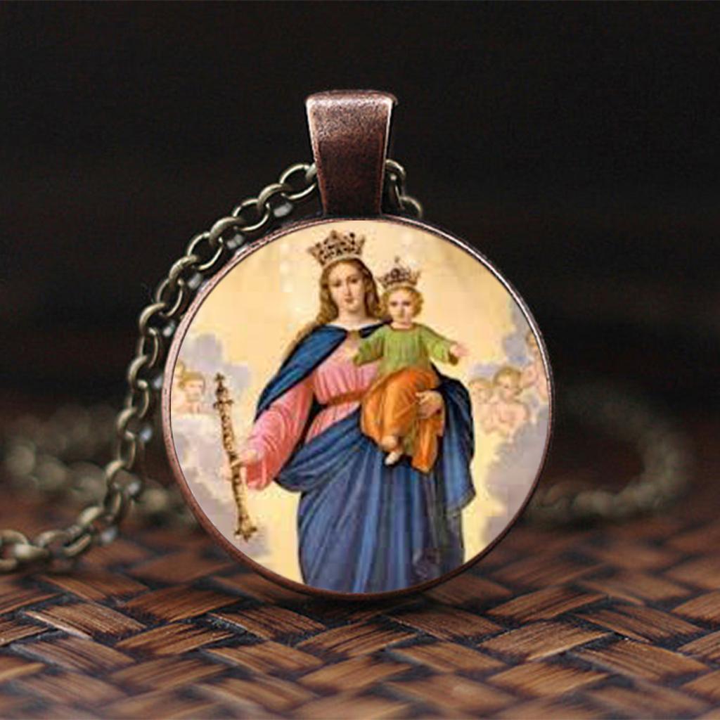 A Gemstone Pendant Featuring The Virgin Mary And The Infant Jesus, Suitable For Everyday Wear.